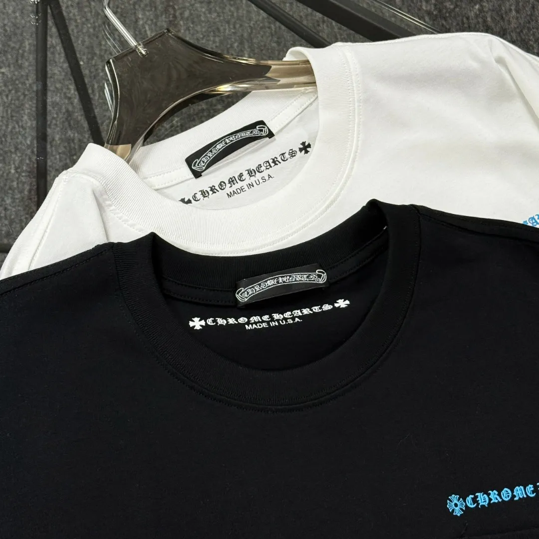 P180 Chrome Hearts Chrome Hearts 25 high-end versions. The fabric is made of 300 grams of high-density pure cotton. It does not deform or shrink. It has three labels. It is the same style for men and women. Technology: suede foaming + digital printing. Color: white, black. SIZE: S-XL.